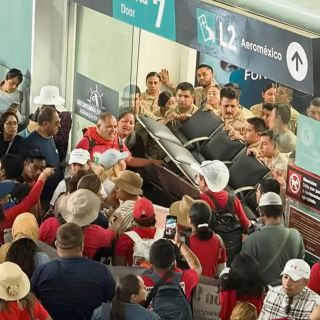 Plantón de la CNTE pone en jaque al aeropuerto capitalino; Claudia rechaza reunión con maestros