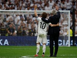 Luka Modric y Carlo Ancelotti le dijeron adios al Santiago Bernabeu. EFE / J.J.Guillen