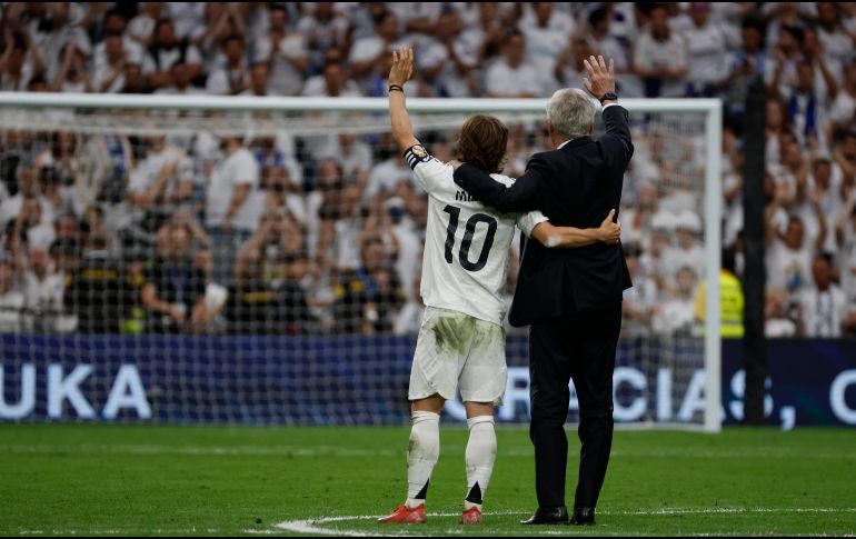 Luka Modric y Carlo Ancelotti le dijeron adios al Santiago Bernabeu. EFE / J.J.Guillen