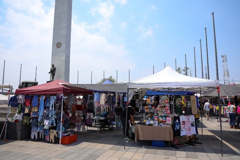 En el Tianguis Cultural se encuentran algunos de los comerciantes reubicados por las remodelaciones. EL INFORMADOR / H. Figueroa 
