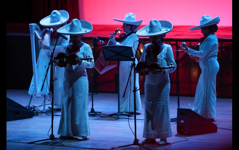 El Mariachi Nuevo Tecalitlán celebraba seis décadas de existencia, y lo hacía como mejor sabe, con un concierto lleno de emotividad, historia y raíces sonoras. EL INFORMADOR/ H. Figueroa.