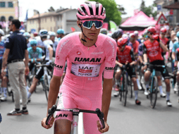 El ciclista mexicano Isaac Del Toro Romero del Uae Team Emirates Xrg con la camiseta rosa de líder de la general en la salida de la 15ª etapa del 108º Giro de Italia 2025. EFE/L. Zennaro