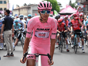 El ciclista mexicano Isaac Del Toro Romero del Uae Team Emirates Xrg con la camiseta rosa de líder de la general en la salida de la 15ª etapa del 108º Giro de Italia 2025. EFE/L. Zennaro