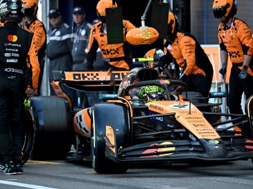 McLaren aprovechó cada momento clave de la competencia y supo posicionar a sus dos pilotos al frente. EFE/EPA/G. Bouys