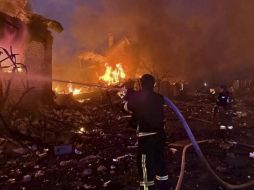 Las autoridades ucranianas lo describieron como el mayor asalto aéreo desde la invasión a gran escala de Rusia a Ucrania en febrero de 2022. AP / SERVICIO UCRANIANO DE EMERGENCIA