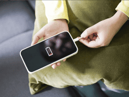 Acciones simples, como retirar la funda antes de enchufar el teléfono, pueden marcar una diferencia significativa.  CANVA