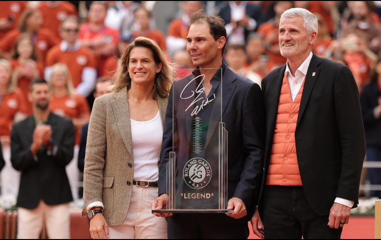 Nadal dejó de lado su icónica vestimenta deportiva y apareció con un traje oscuro y camisa a juego, saludando sonriente a los 15 mil aficionados que llenaron el estadio. EFE/ T. SUAREZ