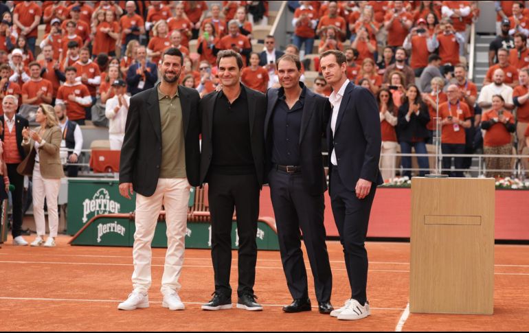 Nadal dejó de lado su icónica vestimenta deportiva y apareció con un traje oscuro y camisa a juego, saludando sonriente a los 15 mil aficionados que llenaron el estadio. EFE/ T. SUAREZ