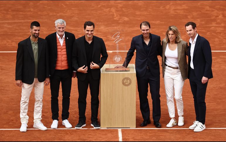 Nadal dejó de lado su icónica vestimenta deportiva y apareció con un traje oscuro y camisa a juego, saludando sonriente a los 15 mil aficionados que llenaron el estadio. EFE/ C. PETIT TESSON