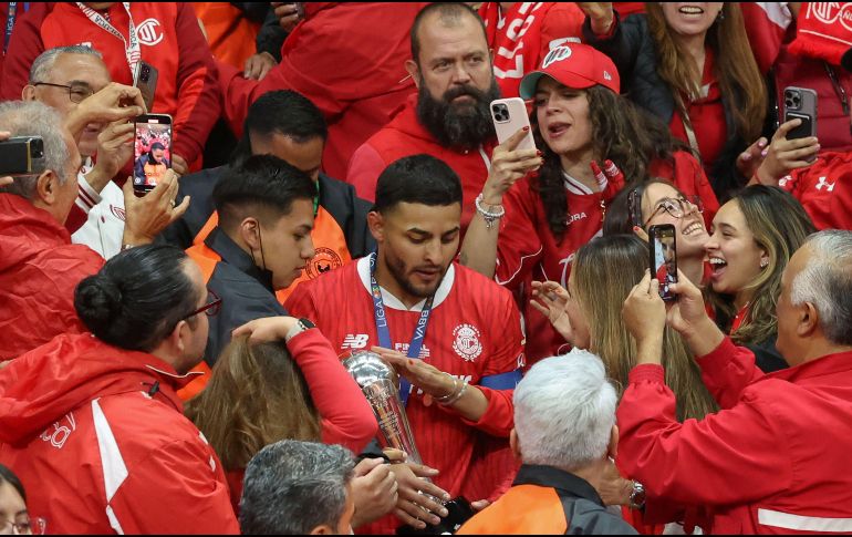 En la fotografía aparece Alexis Vega en el centro de la afición de los Diablos Rojos mientras celebran el triunfo frente a las águilas del América en la Final del Torneo Clausura 2025. IMAGO7 / ARCHIVO