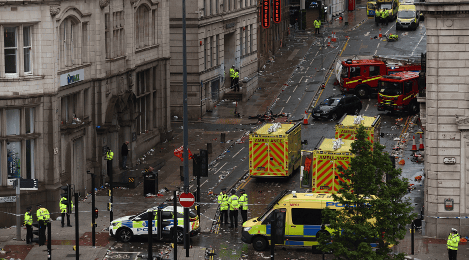 Un vehículo embistió a una multitud de personas que celebraban el campeonato de la Premier League del equipo local. EFE / A. Vaughan