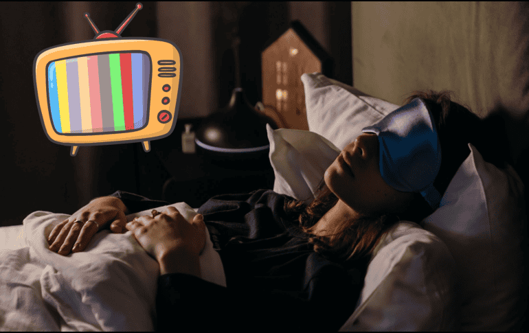 Aunque dormir con la televisión encendida pueda parecer inofensivo o incluso tranquilizador, es un hábito que puede perjudicar seriamente tu descanso y tu salud a largo plazo.  CANVA