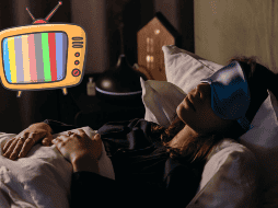 Aunque dormir con la televisión encendida pueda parecer inofensivo o incluso tranquilizador, es un hábito que puede perjudicar seriamente tu descanso y tu salud a largo plazo.  CANVA