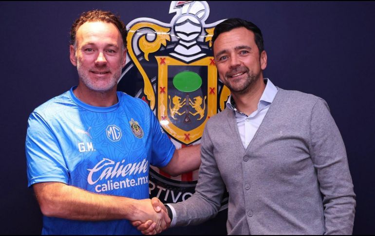 Milito reveló que se siente contento por el reto de dirigir en México. X/ @Chivas.