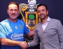 Milito reveló que se siente contento por el reto de dirigir en México. X/ @Chivas.