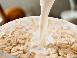 Para disfrutar al máximo de la avena, se recomienda preparar la avena con leche, endulzarla con miel de abeja en lugar de azúcar refinada, y acompañarla con frutas frescas. ESPECIAL / CANVA