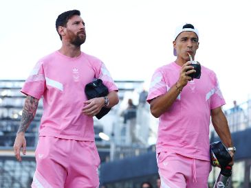 Messi y Suárez se han hecho amigos desde que compartieron delantera en el Barcelona durante seis temporadas y ahora lo hacen en el Inter Miami de la MLS. AFP / ARCHIVO