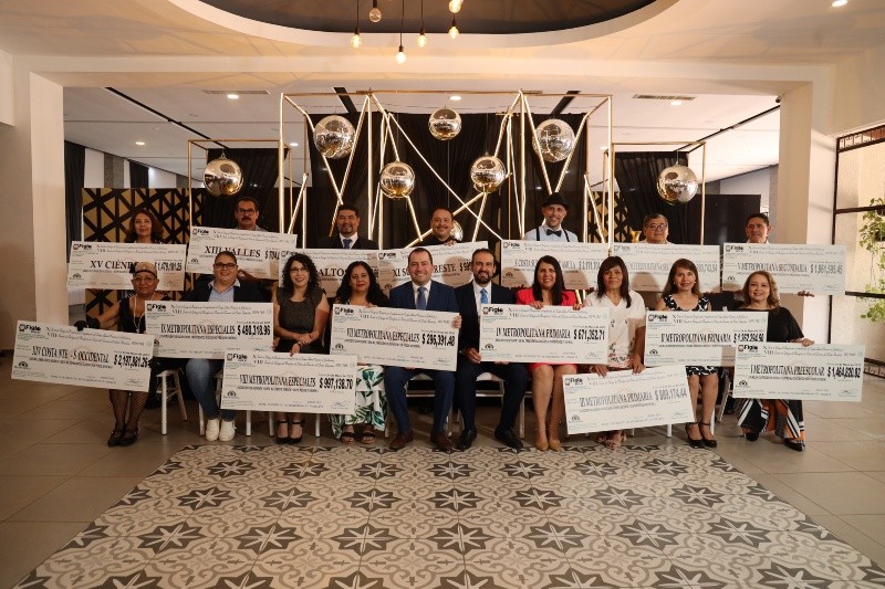  Representantes de cada una de las regiones que recibieron cheques simbólicos por concepto de beneficio de Jubilación o Retiro. ESPECIAL