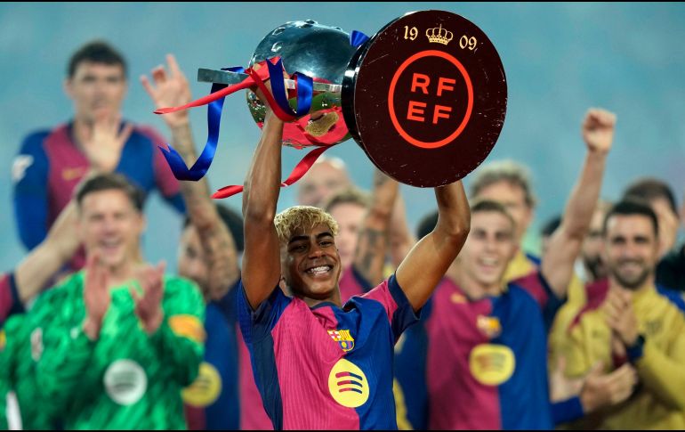 Lamine Yamal, quien se formó en La Masia, y que a menudo es comparado con Lionel Messi, debutó en 2023 bajo la batuta de Xavi Hernández con solo 15 años. EFE / ARCHIVO