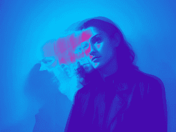 Según la psicología, solemos sentirnos atraídos por cualidades de carisma, misterio, desafío y buena imagen personal. ESPECIAL / IA / Canva