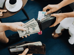 Especialistas señalan que a los migrantes les afecta más que el dólar baje de precio que la propia comisión anunciada. ESPECIAL