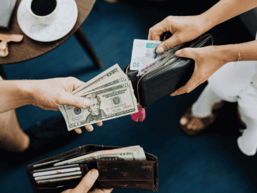 Especialistas señalan que a los migrantes les afecta más que el dólar baje de precio que la propia comisión anunciada. ESPECIAL