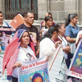 Padres de los 43 plantean renuncia del fiscal del caso