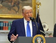 Trump defendió su enfoque de aumentar las tasas arancelarias al 145% sobre los productos chinos, solo para retroceder al 30% durante 90 días de negociaciones. EFE/ C. Klepoins
