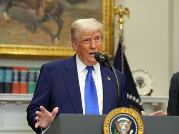 Trump defendió su enfoque de aumentar las tasas arancelarias al 145% sobre los productos chinos, solo para retroceder al 30% durante 90 días de negociaciones. EFE/ C. Klepoins