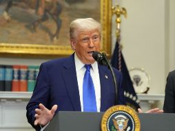 Trump defendió su enfoque de aumentar las tasas arancelarias al 145% sobre los productos chinos, solo para retroceder al 30% durante 90 días de negociaciones. EFE/ C. Klepoins