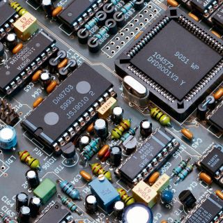 Trump pide restringir venta de diseño de chips a China