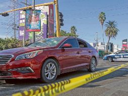 Vehículo baleado y acordonado tras ataque armado en la ciudad de Culiacán. AFP