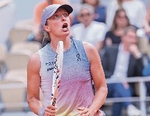 Iga Swiatek tiene marca de 5-0 ante Emma Raducanu, a quien eliminó ayer. EFE/C. Petit