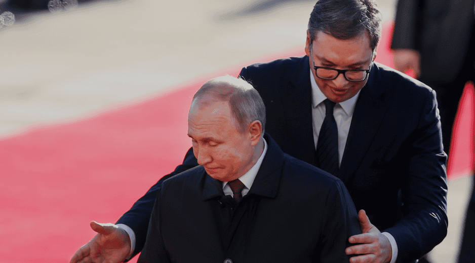 Rusia critica a su aliado Serbia por suministrar armas a Ucrania. AP Photo/D. Vojinovic.