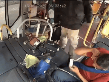 Tras la agresión, el chofer habría caído inicialmente en coma, pero actualmente se mantiene hospitalizado y su estado de salud se reporta todavía como grave.  ESPECIAL.