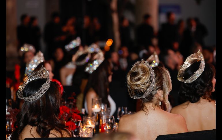 Las jóvenes desfilaron en vistosos trajes resaltando la riqueza textil y creativa del país. EL INFORMADOR / H. Figueroa