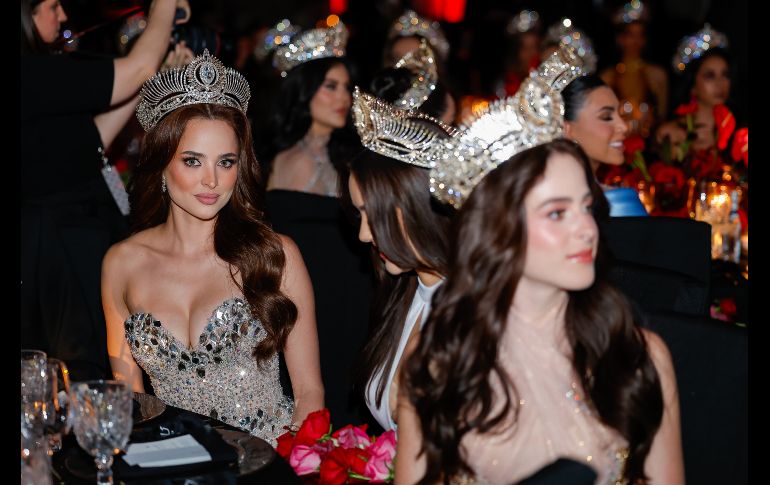 Las jóvenes desfilaron en vistosos trajes resaltando la riqueza textil y creativa del país. EL INFORMADOR / H. Figueroa