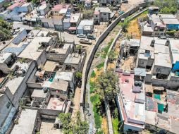 Arroyo seco en Zapopan.  El canal  atraviesa una zona habitacional densamente poblada en el área metropolitana, evidenciando los riesgos de inundación en donde las casas están cercanas.