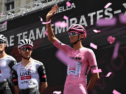 Isaac Del Toro, quien atacó a Carapaz a 400 metros del final para asegurar una bonificación 2 segundos superior a la de su rival, y dejó clara su capacidad para defender la maglia rosa. EFE / L. Zennaro