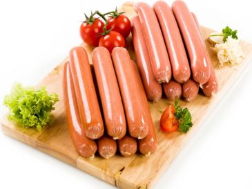 Almacenar las salchichas correctamente no solo prolonga su vida útil, sino que también protege tu salud y la de tu familia. CANVA