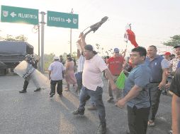 Elementos antimotines se enfrentaron a pobladores indígenas durante una protesta en la carretera federal Villahermosa-Frontera. EL UNIVERSAL