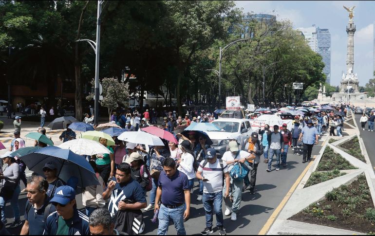 Integrantes de la CNTE marcharon del Ángel de la Independencia a la Torre del Caballito, en su jornada 15 de protestas. EL UNIVERSAL