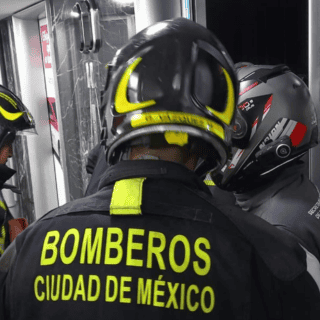Rescatan a 12 personas atrapadas en elevador de Torre Latinoamericana