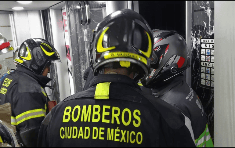 Autoridades informaron que aún no se determina la causa de la falla en el elevador de la Torre Latinoamericana. ESPECIAL/X @SGIRPC_CDMX