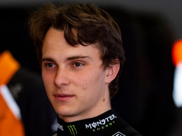 Piastri firmó una vuelta excepcional en los instantes finales de la Q3, deteniendo el cronómetro en 1:11.546, suficiente para arrebatarle a Norris la posición de privilegio. EFE / Siu Wu