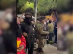 Varios medios reportaron el desalojo del inmueble, ubicado en la colonia Santa María la Ribera, en el centro de la capital del país, mientras se llevaba a cabo el concierto del músico Fermín Muguruza. ESPECIAL / Captura de pantalla