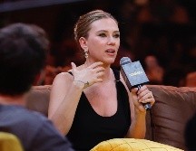 Johansson se mostró radiante, con una sonrisa solar, y un vestido atirantado de color negro que la hacía resplandecer entre la oscuridad del escenario. EFE/ S. Gutiérrez.