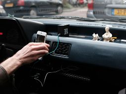 Autoridades aplican miles de infracciones al año por el uso del teléfono al manejar. UNSPLASH/Anton Murygin