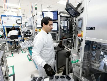 Trabajadores en línea de producción en una planta de manufactura de Jalisco. El sector maquilador anticipa retos para adaptarse a la nueva jornada laboral. AFP