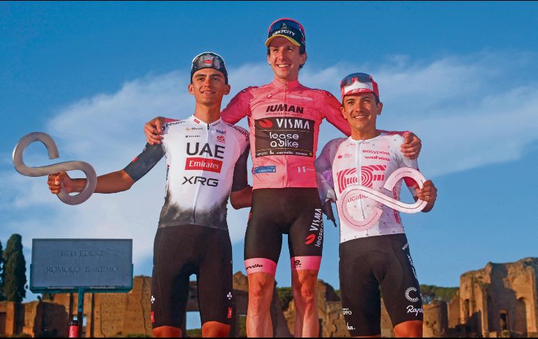 De izquierda a derecha: el mexicano Isaac del Toro logró el subcampeonato en el Giro de Italia 2025. Simon Yates se coronó campeón y Richard Carapaz ocupó el tercer lugar. AFP